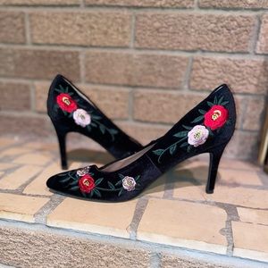 Black velvet heels with embroidered flowers. Size 7! Worn once for prom.